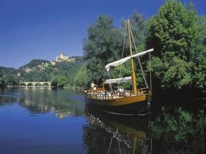 Maisons de vacances Cozy Cottage Retreat in Vezac, cleaning included : photos des chambres