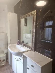 Nr 9 Hübsche Suite mit Loggia in alte Villa mit Stadtblick und interessante Ausstattung Ohm Zimmer
