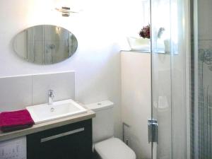 Maisons de vacances Stone House in Plougasnou near Sandy Beach, cleaning included : photos des chambres