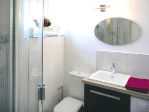 Maisons de vacances Stone House in Plougasnou near Sandy Beach, cleaning included : photos des chambres