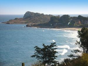 Maisons de vacances Stone House in Plougasnou near Sandy Beach, cleaning included : photos des chambres