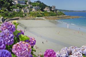 Maisons de vacances Holiday Home Locquirec by Sandy Beach, cleaning included : photos des chambres