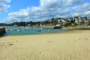 Maisons de vacances Holiday Home Locquirec by Sandy Beach, cleaning included : photos des chambres