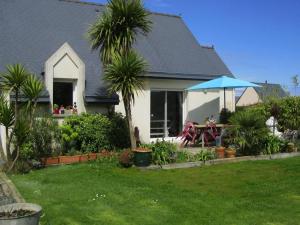 Palm garden holiday home near coast, Pleubian, cleaning included