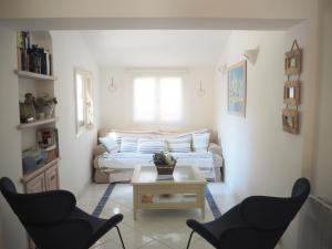 Holiday home with shared pool , cleaning included