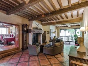 Maisons de vacances Ritzy Mansion in Sourzac with Tennis Court : photos des chambres