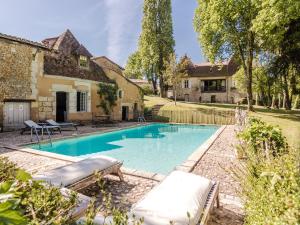 Maisons de vacances Ritzy Mansion in Sourzac with Tennis Court : photos des chambres