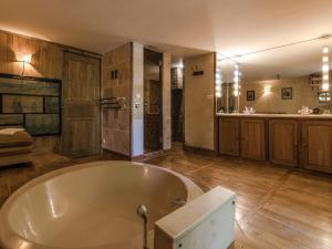 Maisons de vacances Ritzy Mansion in Sourzac with Tennis Court : photos des chambres