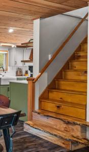 Riverfront Luxury Cabin-Hot Tub-EV-Deluxe Kitchen