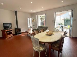 Maison familiale 3 chambres avec jardin, terrasse en bois et WIFI, à 200m de la mer - FR-1-231-313