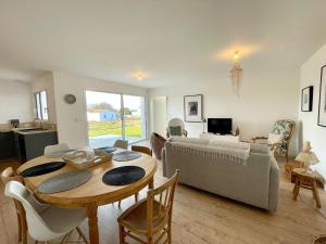 Maison neuve 3 chambres, 6 couchages, entre mer et campagne, accès bourg à pied, WIFI - FR-1-231-329