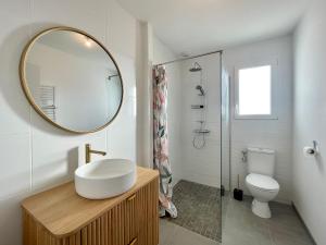 Maisons de vacances Maison neuve 3 chambres, 6 couchages, entre mer et campagne, acces bourg a pied, WIFI - FR-1-231-329 : photos des chambres