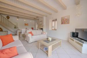 The Villa of the Whispers of the South-West