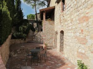 Apartment in a farmhouse with swimming pool