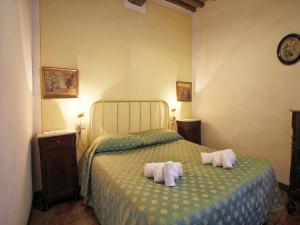 Apartment in a farmhouse with swimming pool