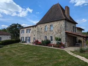 Maisons de vacances Gite spacieux avec piscine privative, grand jardin et equipements bebe en Charente Limousine - FR-1-653-67 : photos des chambres