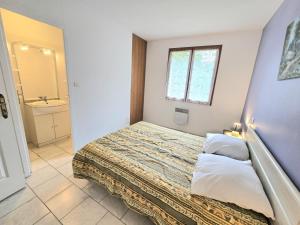 Maisons de vacances Maison spacieuse avec piscine privee au coeur du Perigord Noir, proche sites touristiques majestueux - FR-1-616-254 : photos des chambres