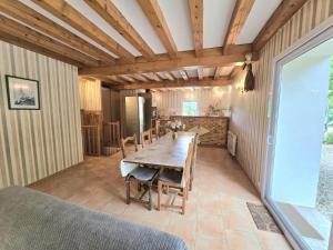 Maisons de vacances Maison spacieuse avec piscine privee au coeur du Perigord Noir, proche sites touristiques majestueux - FR-1-616-254 : photos des chambres