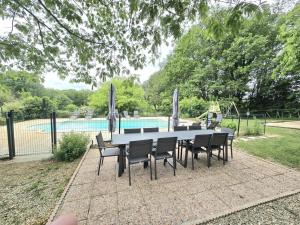 Maisons de vacances Maison spacieuse avec piscine privee au coeur du Perigord Noir, proche sites touristiques majestueux - FR-1-616-254 : photos des chambres