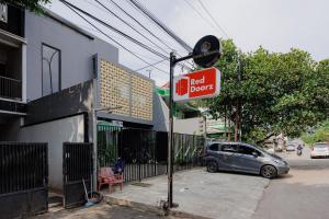 RedDoorz Syariah Plus at Limus Nunggal