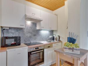 Lively flat near a ski resort in Fiss, cleaning included