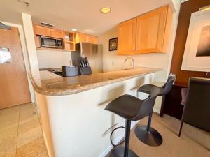 Ilikai Apt 2127 - Spacious Studio with Spectacular Ocean & Harbor Views