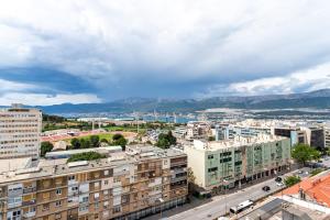 Comfortable apt with great city and sea view