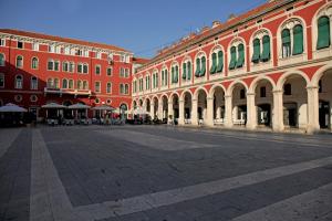 Comfortable apt with great city and sea view