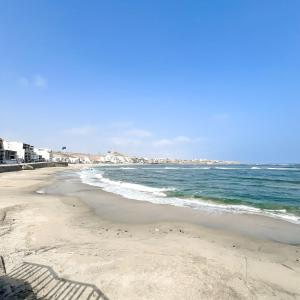 Direct Beach Access Apt & Speedy WiFi