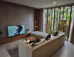 Island Escape - 2BR Tropical Villa in Seminyak