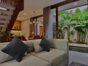 Island Escape - 2BR Tropical Villa in Seminyak