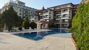 Двустаен апартамент с прекрасна морска гледка и голяма тераса на самия бряг на морето