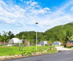Trio Hillside Dome Resort
