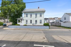 19 Malden 3Br Apt on 2F with WIFi and Free parking with Windows AC