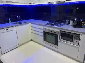 Surfers Apartment Beach Mountain View Sleeps 6