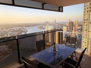 Surfers Apartment Beach Mountain View Sleeps 6