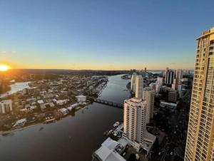 Surfers Apartment Beach Mountain View Sleeps 6