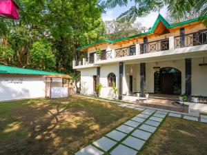 MoustacheNaukuchiatal, Nainital