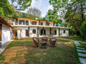 MoustacheNaukuchiatal, Nainital