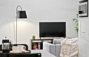 The Perfect Location Gym, Pool & Parking M22