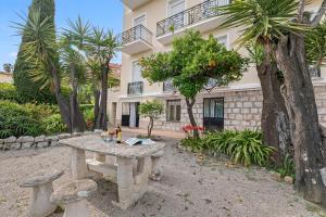 Sea Breeze Garavan Apt Villa New York - Happy Rentals