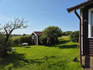 Liten stuga nära hav och natur