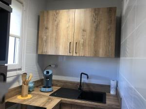 Appartements Studio 25 m2 Le Jasmin centre-ville, parking et balcon : photos des chambres