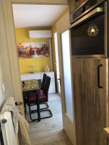 Appartements Studio 25 m2 Le Jasmin centre-ville, parking et balcon : photos des chambres