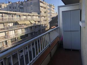 Appartements Studio 25 m2 Le Jasmin centre-ville, parking et balcon : photos des chambres