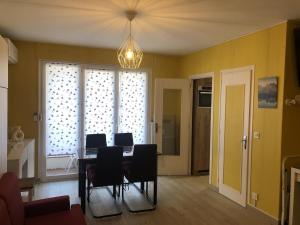 Appartements Studio 25 m2 Le Jasmin centre-ville, parking et balcon : photos des chambres