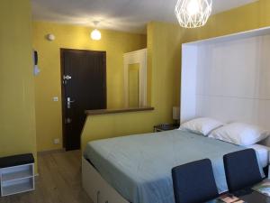 Appartements Studio 25 m2 Le Jasmin centre-ville, parking et balcon : photos des chambres