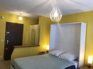 Appartements Studio 25 m2 Le Jasmin centre-ville, parking et balcon : photos des chambres