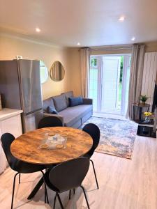 Aisiki Stays Apartments at Colindale, Ground Floor, 2-Bedroom & 1-Bathroom, Pet-Friendly, with Free Wi-Fi and Parking Space