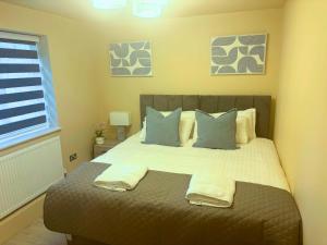 Aisiki Stays Apartments at Colindale, Ground Floor, 2-Bedroom & 1-Bathroom, Pet-Friendly, with Free Wi-Fi and Parking Space